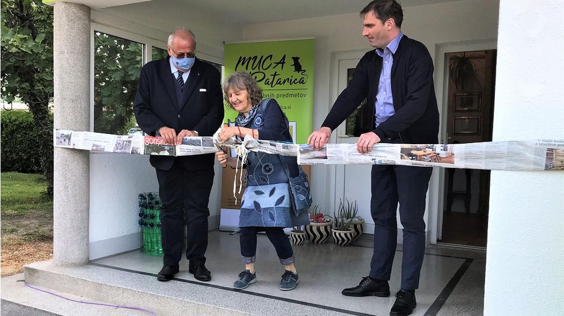 Odprtje centra je bilo ekološko – Ana Jug je skupaj z županoma Rodolfom Ziberno in Klemnom Miklavičem slovesno prerezala trak iz starih časopisov. Foto: Radio Koper/Meta Škvarč