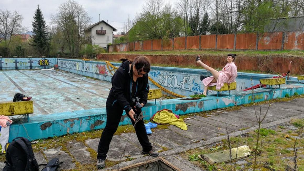 Sandra Požun v akciji ob opustelem vevškem bazenu v Ljubljani/Foto: Andrej Bricelj