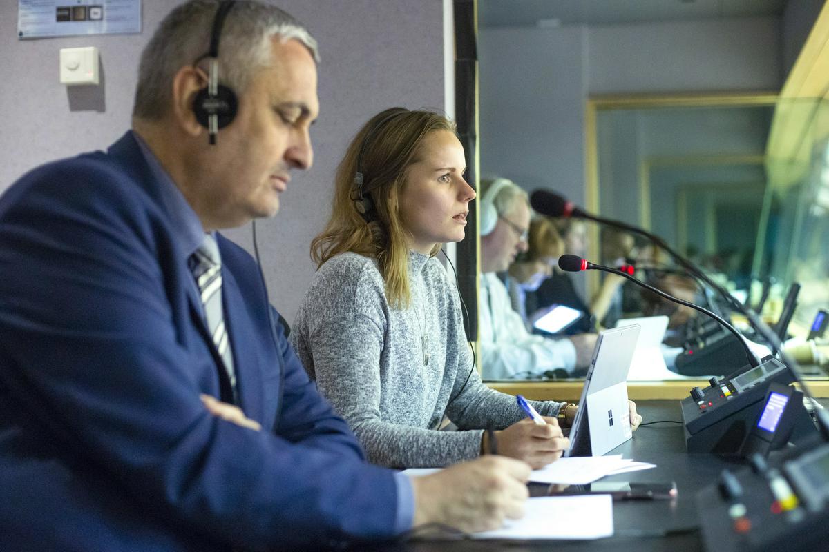 Ob 800 redno zaposlenih tolmačih imajo evropske ustanove še več kot 3000 zunanjih sodelavcev. Foto: Evropska unija Ob 800 redno zaposlenih tolmačih imajo evropske ustanove še več kot 3000 zunanjih sodelavcev. Foto: Evropska unija
