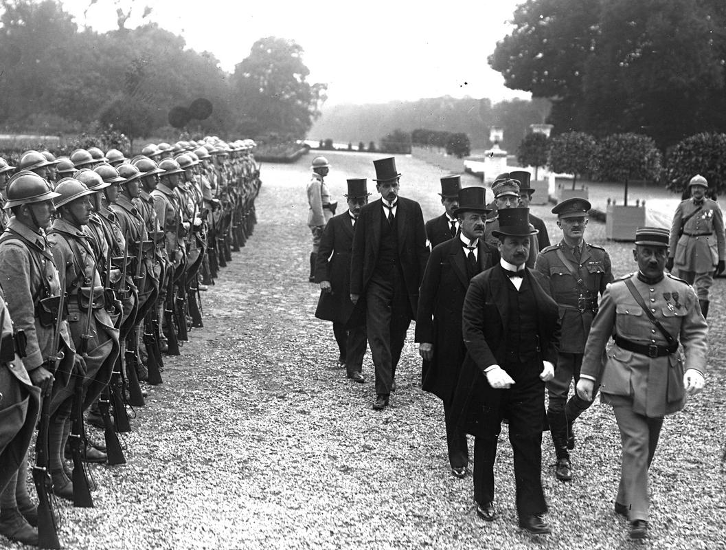 Pred podpisom Trianonske pogodbe z Madžarsko 4. junija 1920. Foto: Wikipedia Pred podpisom Trianonske pogodbe z Madžarsko 4. junija 1920. Foto: Wikipedia