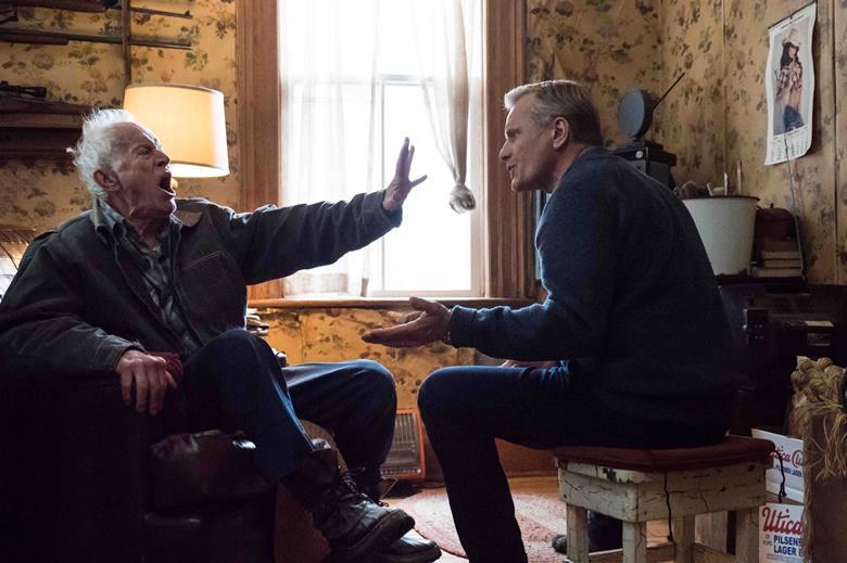 Viggo Mortensen se je v Cannesov izbor uvrstil kot novinec: Falling, drama o konzervativnem očetu, ki mora sprejeti družino svojega gejevskega sina, je njegov režijski prvenec. Foto: IMDb Viggo Mortensen se je v Cannesov izbor uvrstil kot novinec: Falling, drama o konzervativnem očetu, ki mora sprejeti družino svojega gejevskega sina, je njegov režijski prvenec. Foto: IMDb