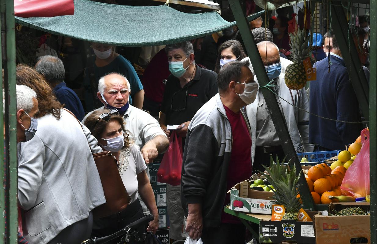 Ljudje so se pred uvedbo 80-urne karantene v Skopju množično odpravili v nakupovanje hrane na tržnice. Foto: EPA Ljudje so se pred uvedbo 80-urne karantene v Skopju množično odpravili v nakupovanje hrane na tržnice. Foto: EPA