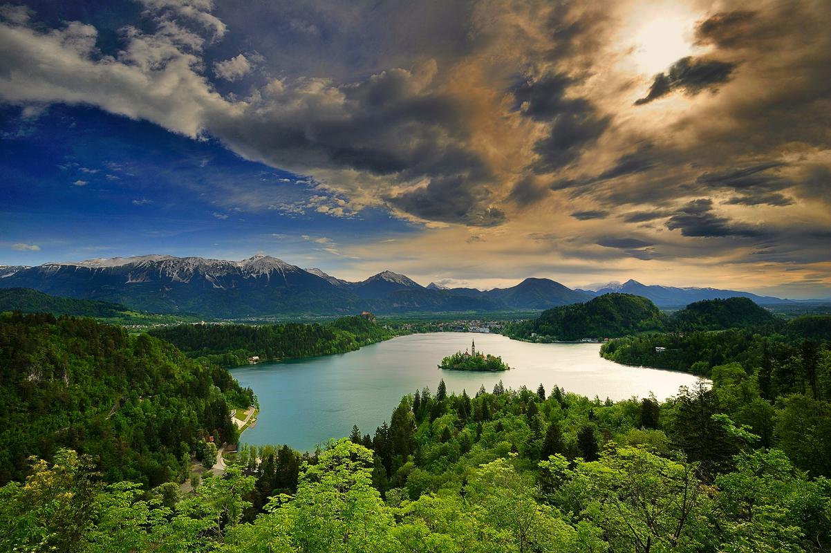 Ansamblu Saša Avsenika se bo na koncertu na Bledu pridružila komorna skupina godal Simfoničnega orkestra RTV Slovenija. Foto: Tomaž Sedej Ansamblu Saša Avsenika se bo na koncertu na Bledu pridružila komorna skupina godal Simfoničnega orkestra RTV Slovenija. Foto: Tomaž Sedej