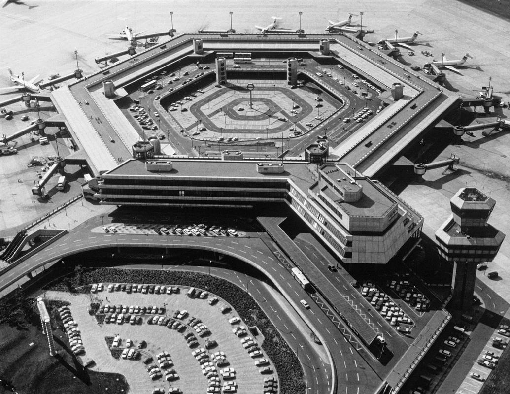 Letališče Tegel je izpeljava diplomskega dela arhitekta Meinharda von Gerkana. Odprli so ga leta 1974, že dolgo pa s heksagonalno zasnovo osnovnega terminala velja za kultno letališče, ki potniku omogoča kar najhitrejše in tudi najmanj stresno vkrcanje na letalo. Letos jeseni naj bi ga dokončno zaprli. Foto: GMP Architekten Letališče Tegel je izpeljava diplomskega dela arhitekta Meinharda von Gerkana. Odprli so ga leta 1974, že dolgo pa s heksagonalno zasnovo osnovnega terminala velja za kultno letališče, ki potniku omogoča kar najhitrejše in tudi najmanj stresno vkrcanje na letalo. Letos jeseni naj bi ga dokončno zaprli. Foto: GMP Architekten