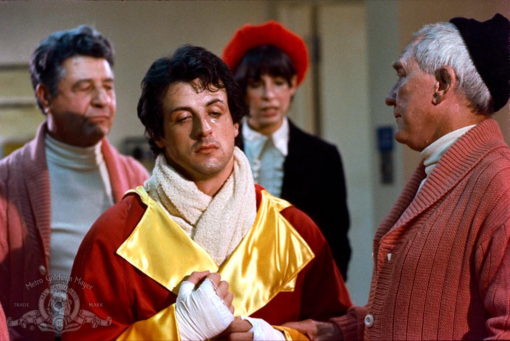 Stallone je kot 23-letnik v filmih začel nastopati že leta 1969, pa vendar je preboj dosegel z ikoničnim boksarjem Rockyjem (1976). Film je na presenečenje vseh osvojil oskarja za najboljši film, pa čeprav je sprva šlo zgolj za obskuren nizkoproračunski projekt. Foto: IMDb Stallone je kot 23-letnik v filmih začel nastopati že leta 1969, pa vendar je preboj dosegel z ikoničnim boksarjem Rockyjem (1976). Film je na presenečenje vseh osvojil oskarja za najboljši film, pa čeprav je sprva šlo zgolj za obskuren nizkoproračunski projekt. Foto: IMDb