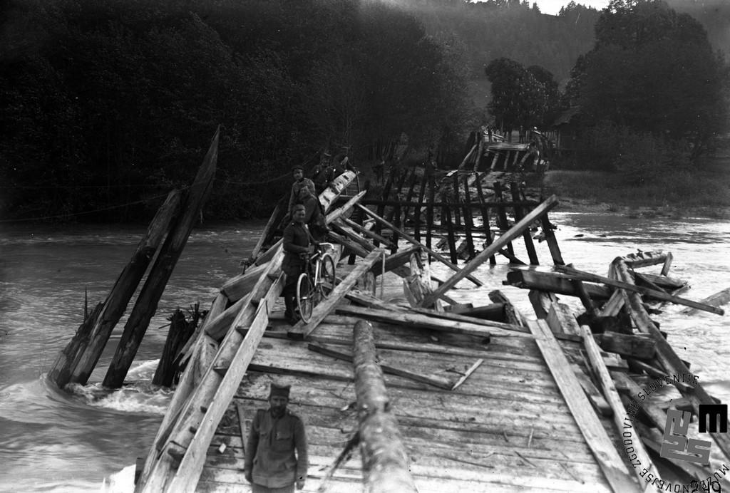 Porušeni most pri Velikovcu junija 1919. Foto: Muzej novejše zgodovine Slovenije Porušeni most pri Velikovcu junija 1919. Foto: Muzej novejše zgodovine Slovenije