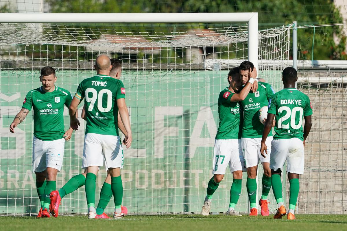 Veselje nogometašev Olimpije po vodilnem golu Luke Menala, ki se je nato še enkrat vpisal med strelce. Zmaji so v Sežani zmagali še drugič v letošnji sezoni. 31. avgusta lani je bilo namreč 2:1. Foto: www.alesfevzer.com Veselje nogometašev Olimpije po vodilnem golu Luke Menala, ki se je nato še enkrat vpisal med strelce. Zmaji so v Sežani zmagali še drugič v letošnji sezoni. 31. avgusta lani je bilo namreč 2:1. Foto: www.alesfevzer.com