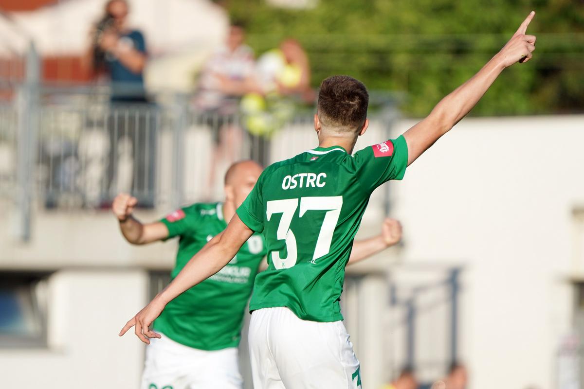 Enrik Ostrc je februarja prejel priznanje za najperspektivnejšega mladega športnika Krasa in Brkinov 2019. Do 15. leta je igral tudi rokomet in bil v mlajših kategorijah z Jadranom iz Hrpelj večkrat državni prvak. Foto: www.alesfevzer.com Enrik Ostrc je februarja prejel priznanje za najperspektivnejšega mladega športnika Krasa in Brkinov 2019. Do 15. leta je igral tudi rokomet in bil v mlajših kategorijah z Jadranom iz Hrpelj večkrat državni prvak. Foto: www.alesfevzer.com