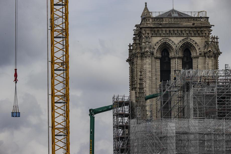Katedralo Notre-Dame so začeli graditi leta 1163 po vzoru bazilike v Saint Denisu. Foto: EPA Katedralo Notre-Dame so začeli graditi leta 1163 po vzoru bazilike v Saint Denisu. Foto: EPA
