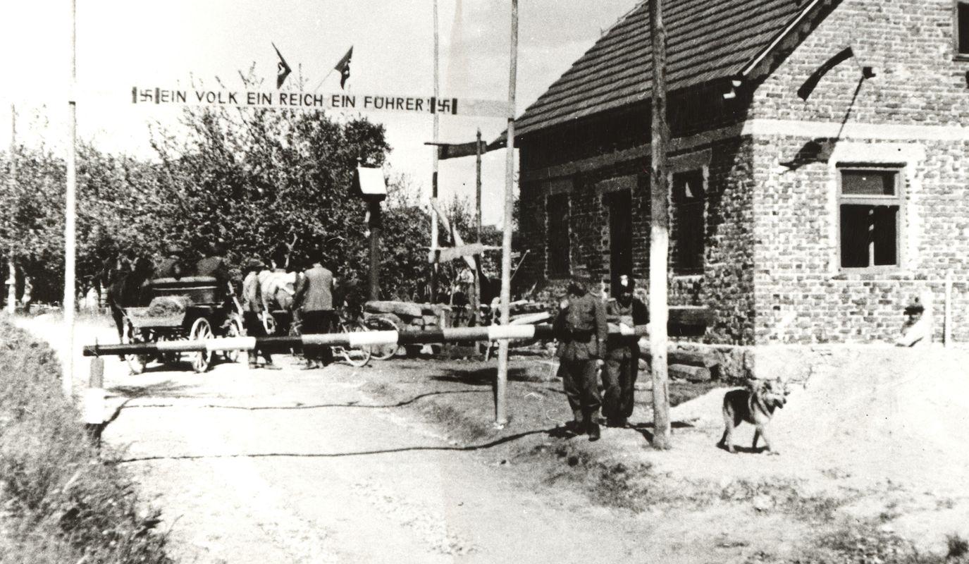 Začasna meja pri Mačkovcu (april–junij 1941). Foto: Dolenjski muzej Novo mesto Začasna meja pri Mačkovcu (april–junij 1941). Foto: Dolenjski muzej Novo mesto