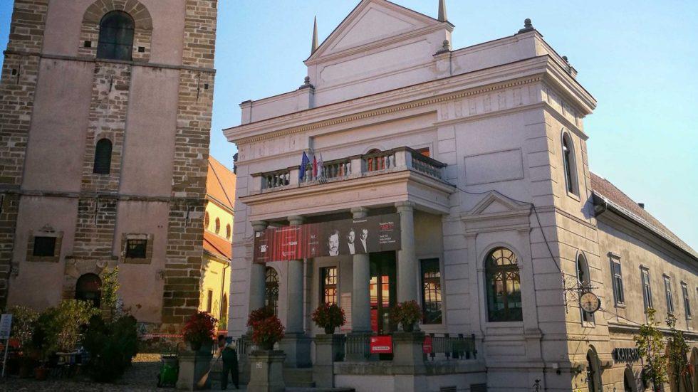 Pri kandidaturi Ptuja za Evropsko prestolnico kulture Ptuj 2025 se zapleta. Vsi štirje člani pripravljalne skupine so dali odpoved, občini pa predlagali, da od prijave odstopi, potem ko je za potrebe priprave kandidature že porabila dobrih 140 tisoč evrov. Foto: Radio Slovenija Pri kandidaturi Ptuja za Evropsko prestolnico kulture Ptuj 2025 se zapleta. Vsi štirje člani pripravljalne skupine so dali odpoved, občini pa predlagali, da od prijave odstopi, potem ko je za potrebe priprave kandidature že porabila dobrih 140 tisoč evrov. Foto: Radio Slovenija