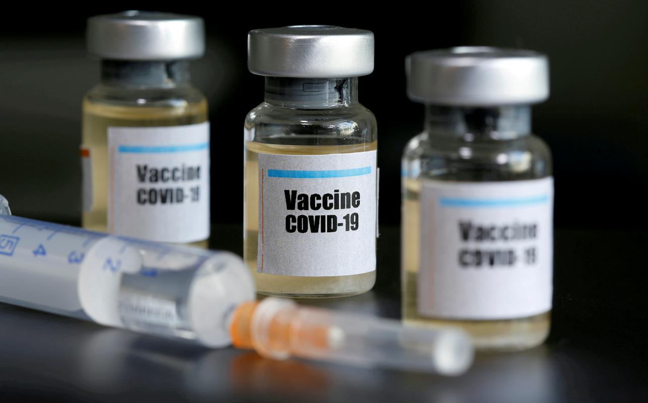 Cepivo, ki ga v sodelovanju z Univerzo v Oxfordu razvija podjetje AstraZeneca, je eno izmed peščice cepiv, ki so trenutno v fazi klinične evalvacije, sporoča Svetovna zdravstvena organizacija. Foto: Reuters Cepivo, ki ga v sodelovanju z Univerzo v Oxfordu razvija podjetje AstraZeneca, je eno izmed peščice cepiv, ki so trenutno v fazi klinične evalvacije, sporoča Svetovna zdravstvena organizacija. Foto: Reuters