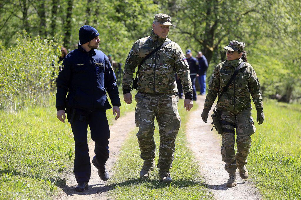 Mešana policijsko-vojaška patrulja na državni meji. Foto: BoBo Mešana policijsko-vojaška patrulja na državni meji. Foto: BoBo