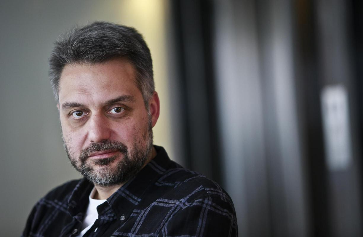 Srdan Golubović se je rodil leta 1972 v Beogradu. Iz režije je diplomiral na Fakulteti za dramske umetnosti, kjer zdaj poučuje filmsko režijo. Foto: Kinoatelje Srdan Golubović se je rodil leta 1972 v Beogradu. Iz režije je diplomiral na Fakulteti za dramske umetnosti, kjer zdaj poučuje filmsko režijo. Foto: Kinoatelje