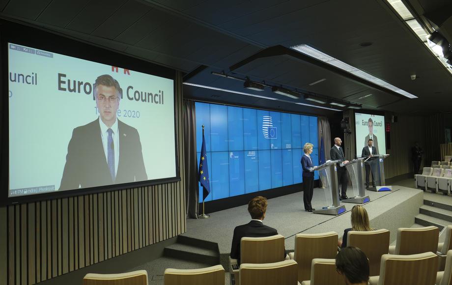 Vrh EU-ja ni prinesel bistvenih sprememb v stališčih članic EU-ja, so pa voditelji večinoma optimistični. Foto: EPA Vrh EU-ja ni prinesel bistvenih sprememb v stališčih članic EU-ja, so pa voditelji večinoma optimistični. Foto: EPA