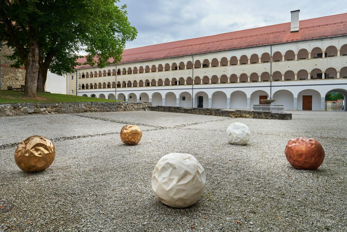 Biseri so luč zvezd, 1986–1992, pogled na arkadno dvorišče Galerije Božidarja Jakca. Foto: Tomaž Grdin/Galerija Božidarja Jakca Biseri so luč zvezd, 1986–1992, pogled na arkadno dvorišče Galerije Božidarja Jakca. Foto: Tomaž Grdin/Galerija Božidarja Jakca