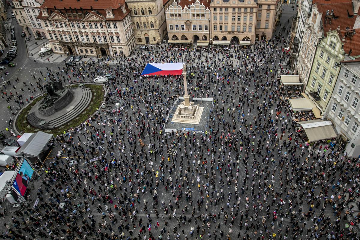 Junija letos so Čehi v Pragi znova protestirali proti premierju. Foto: EPA Junija letos so Čehi v Pragi znova protestirali proti premierju. Foto: EPA