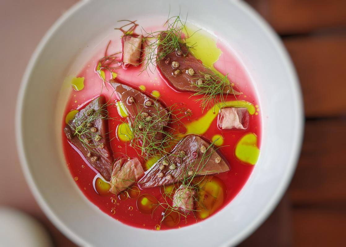 Marinirana jadranska tuna, vloženi magnolijini cvetovi, daši iz aktualne ponudbe Ateljeja. Foto: MMC RTV SLO/Kaja Sajovic Marinirana jadranska tuna, vloženi magnolijini cvetovi, daši iz aktualne ponudbe Ateljeja. Foto: MMC RTV SLO/Kaja Sajovic