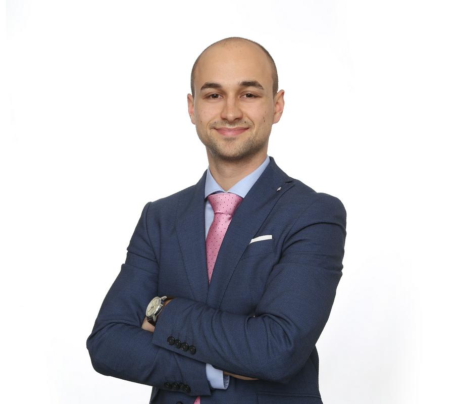 Luka Milanović je pravni svetovalec ELPA-ja – združenja igralcev Evrolige in zastopa stranke pred arbitražnimi sodišči, kot so CAS, BAT, Fifina komisija za razreševanje sporov. Je nekdanji košarkarski menedžer, licenciran pri Fibi, in od leta 2017 gostujoči predavatelj na Pravni fakulteti Univerze v Ljubljani. Foto: Osebni arhiv. Luka Milanović je pravni svetovalec ELPA-ja – združenja igralcev Evrolige in zastopa stranke pred arbitražnimi sodišči, kot so CAS, BAT, Fifina komisija za razreševanje sporov. Je nekdanji košarkarski menedžer, licenciran pri Fibi, in od leta 2017 gostujoči predavatelj na Pravni fakulteti Univerze v Ljubljani. Foto: Osebni arhiv.