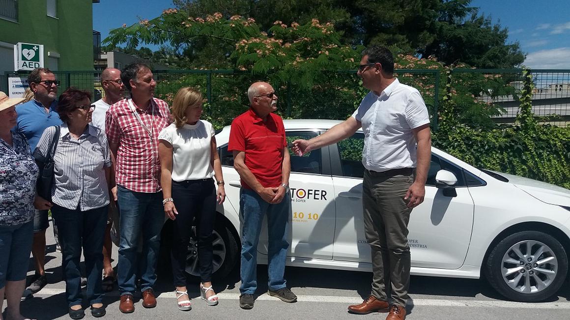 Župan Aleš Bržan je izročil ključe prvega vozila voznikom prostovoljcem. Foto: Radio Koper/Tjaša Škamperle