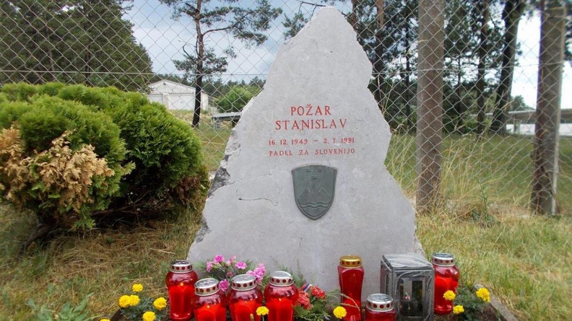 Lani se je delegacija PVD Sever za Primorsko in Notranjsko pri spomeniku poklonila spominu na Požarjevo domoljubno dejanje. Foto: Vojko Otoničar