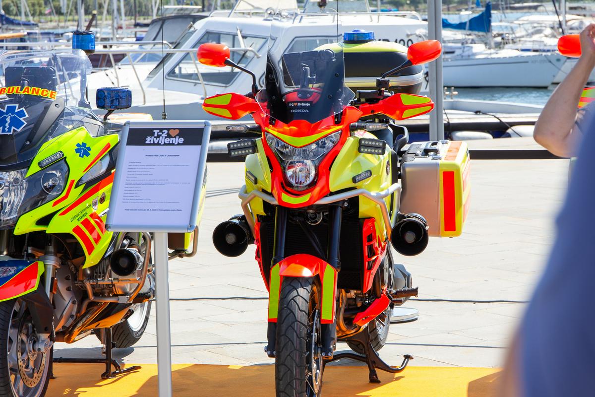 S predajo tretjega reševalnega motorja so organizatorji akcije pokrili vsa tri mesta, Ljubljano, Maribor in Koper, v katerih je nujna medicinska pomoč organizirana tudi z reševalnimi motorji. Dobrodelna akcija se bo nadaljevala v prihodnjem letu. Foto: Jaša Krč, T-2 S predajo tretjega reševalnega motorja so organizatorji akcije pokrili vsa tri mesta, Ljubljano, Maribor in Koper, v katerih je nujna medicinska pomoč organizirana tudi z reševalnimi motorji. Dobrodelna akcija se bo nadaljevala v prihodnjem letu. Foto: Jaša Krč, T-2