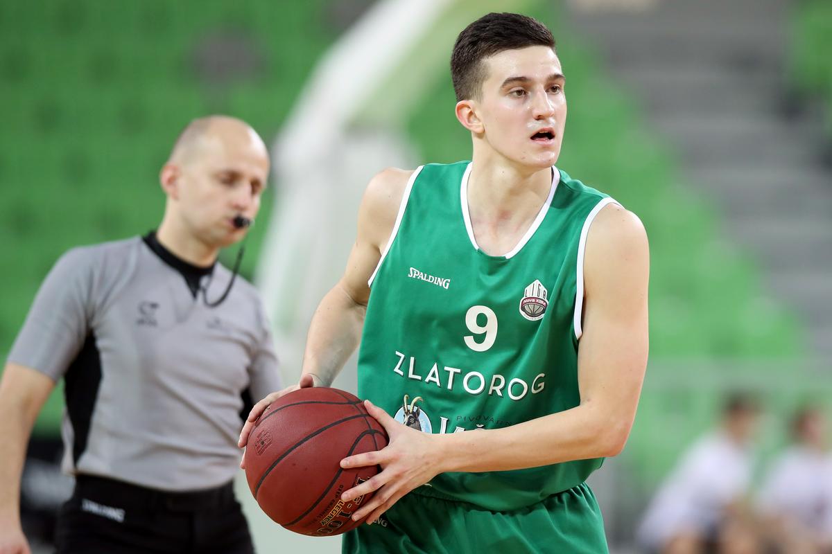 Košarko je začel igrati v rodnih Trbovljah, s člansko ravnjo pa se je sprva srečal v Laškem, od koder se je lani preselil v Koper. Foto: www.alesfevzer.com Košarko je začel igrati v rodnih Trbovljah, s člansko ravnjo pa se je sprva srečal v Laškem, od koder se je lani preselil v Koper. Foto: www.alesfevzer.com