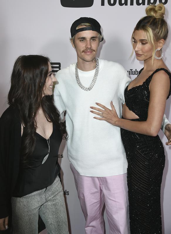 Bieber z mamo Patti in ženo Hailey Baldwin. Foto: AP Bieber z mamo Patti in ženo Hailey Baldwin. Foto: AP