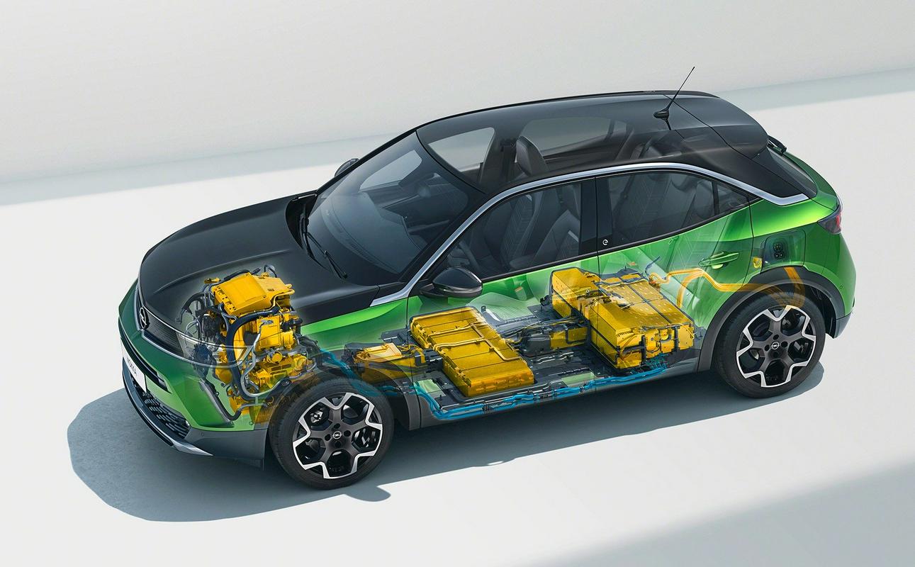 Električna mokka-e ima elektromotor, ki razvije moč 100 kW (136 KM), največji navor 260 Nm in baterijo s kapaciteto 50 kWh. Foto: Opel Električna mokka-e ima elektromotor, ki razvije moč 100 kW (136 KM), največji navor 260 Nm in baterijo s kapaciteto 50 kWh. Foto: Opel