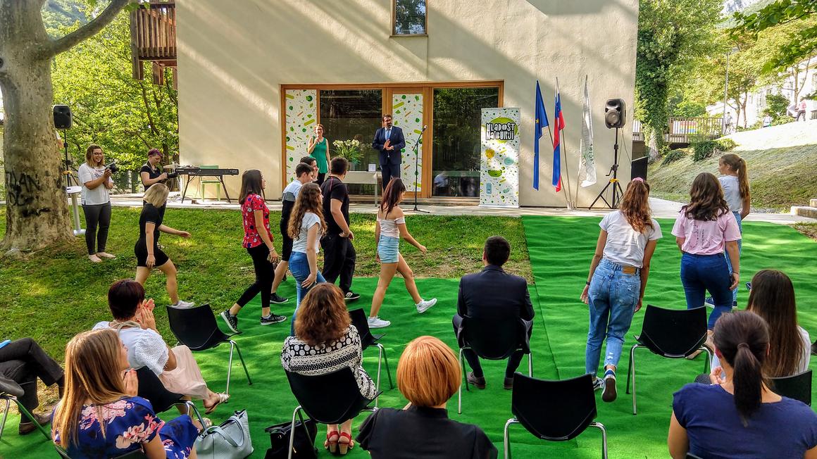 Podelitev priznanj ob koncu projekta pred ajdovskim mladinskim centrom. Foto: Radio Koper/Ivana Zajc