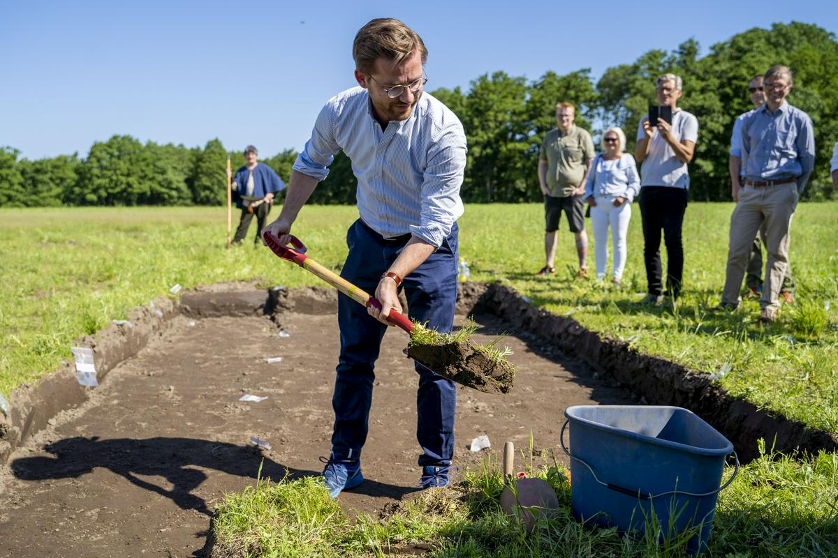 Izkopavanja je s ceremonialno prvo lopato prsti začel norveški minister za podnebje in okolje Sveinung Rotevatn. Foto: EPA Izkopavanja je s ceremonialno prvo lopato prsti začel norveški minister za podnebje in okolje Sveinung Rotevatn. Foto: EPA