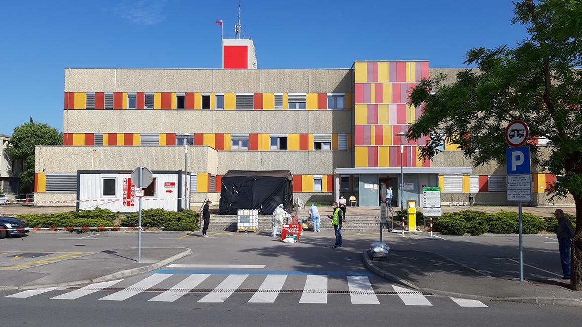 Ob zdravstvenem domu na Bonifiki testiranje poteka po sistemu drive-in, kar pomeni, da se osebe z znaki okužbe pripeljejo z avtom, iz njega ne izstopijo, pooblaščene osebe jim odvzamejo bris nosno-žrelnega predela. Foto: Radio Koper/Andrej Šavko