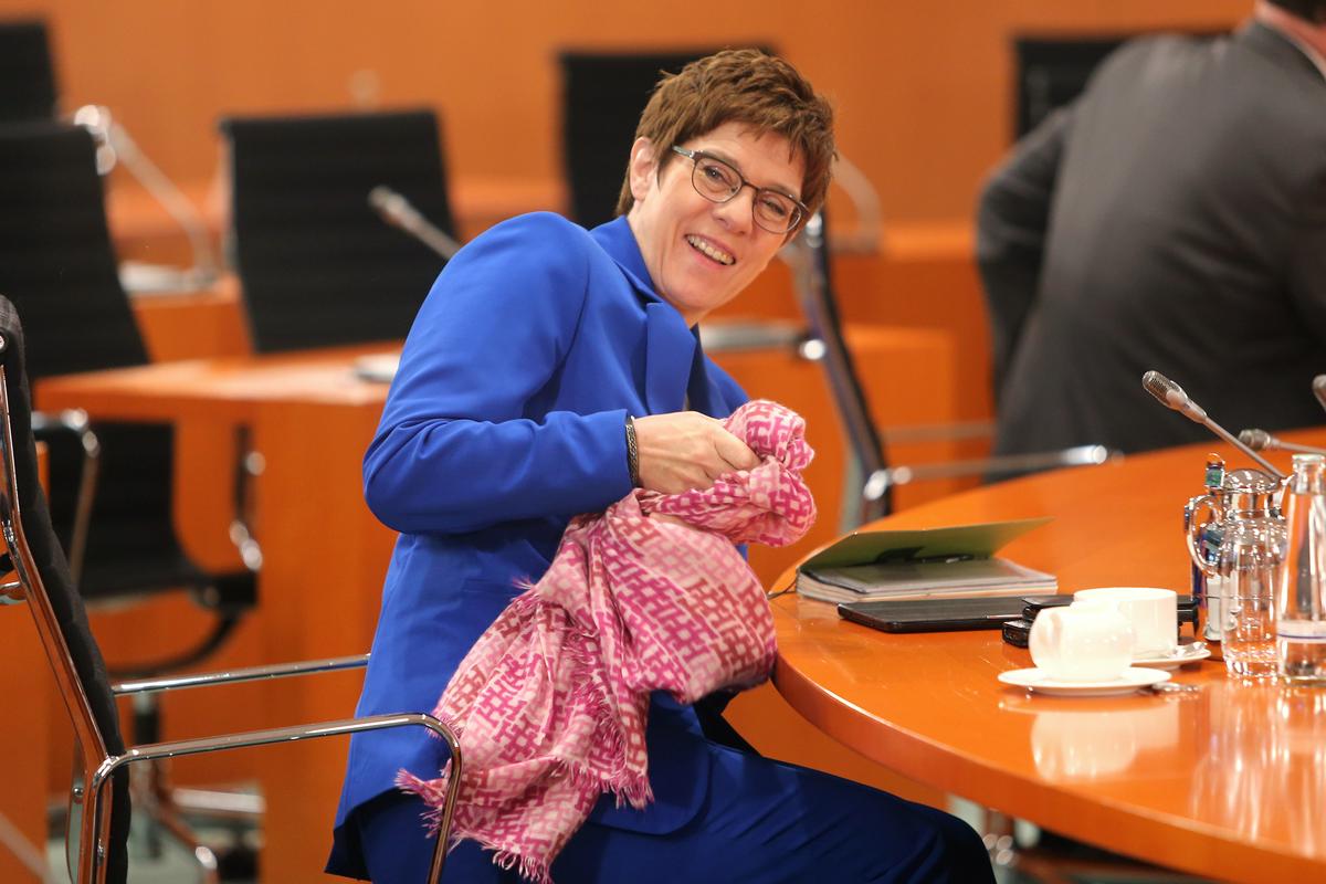 Nemška obrambna ministrica Annegret Kramp-Karrenbauer med zasedanjem vlade. Foto: EPA Nemška obrambna ministrica Annegret Kramp-Karrenbauer med zasedanjem vlade. Foto: EPA