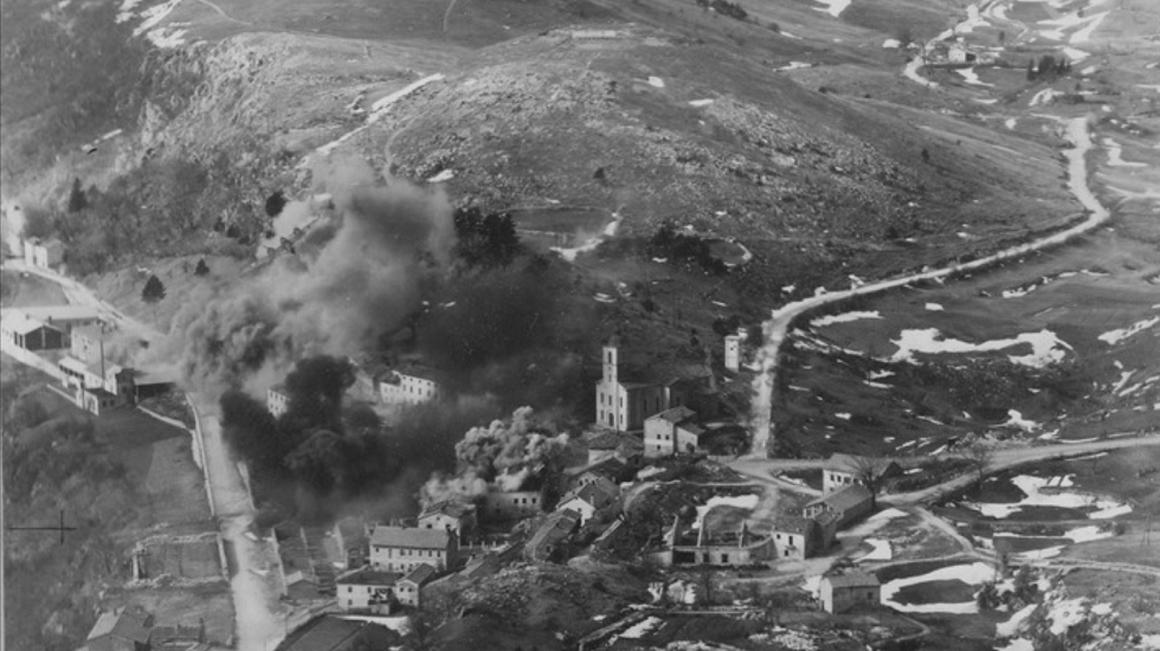 Južnoafriški letalci so ob fotografiranju ciljev napadov poskrbeli za redke zračne posnetke tej krajev ob koncu druge svetovne vojne. Foto: saafww2pilots3.yolasite.com