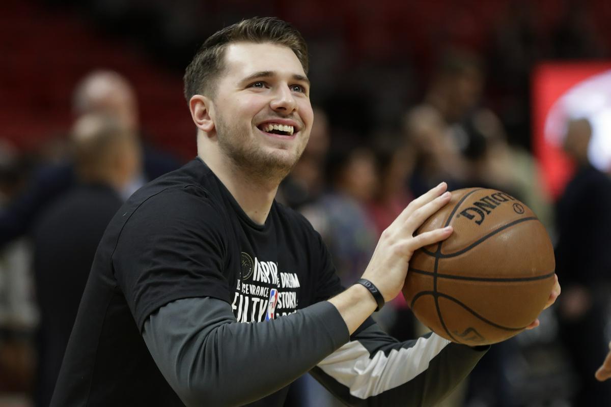 Luka Dončić je šesti strelec in četrti podajalec lige. V povprečju dosega 28,7 točke, 9,3 skoka in 8,7 podaje na tekmo. Foto: AP Luka Dončić je šesti strelec in četrti podajalec lige. V povprečju dosega 28,7 točke, 9,3 skoka in 8,7 podaje na tekmo. Foto: AP