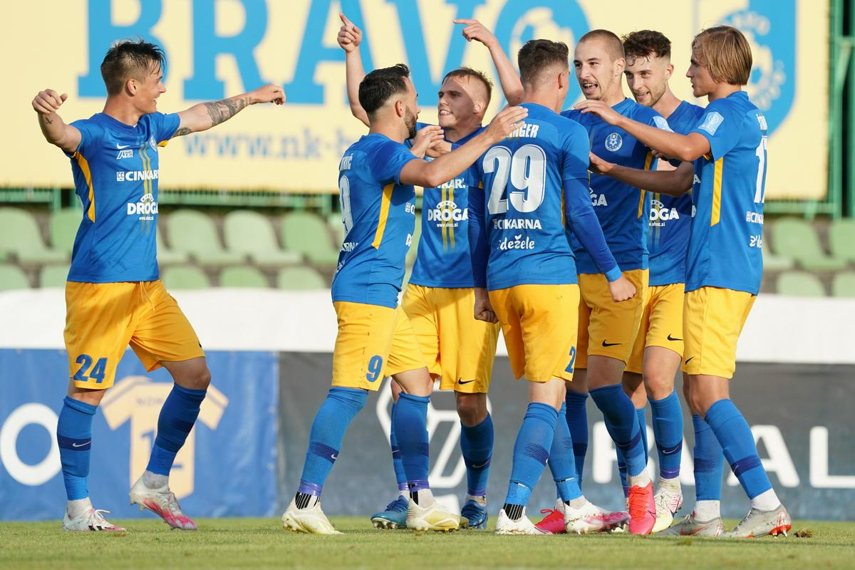 Celjani se veselijo zmage v Spodnji Šiški, s katero so se vodilni Olimpiji približali le na točko zaostanka. Foto: www.alesfevzer.com Celjani se veselijo zmage v Spodnji Šiški, s katero so se vodilni Olimpiji približali le na točko zaostanka. Foto: www.alesfevzer.com
