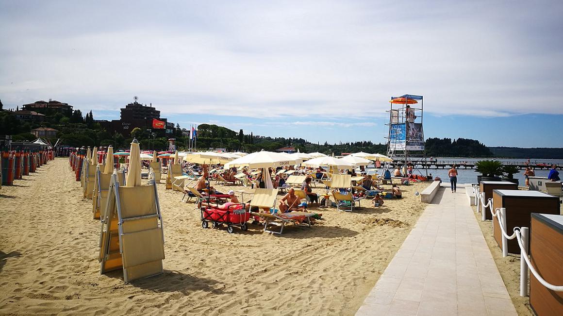Na osrednji portoroški plaži v soboto dopoldan (še) ni bilo gneče. Foto: Radio Koper/Tjaša Lotrič