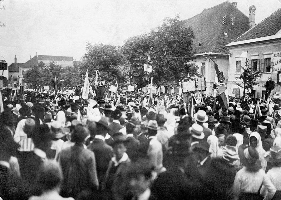 Koroška, plebiscit – protestni shod v Velikovcu 9. 5. 1920, hrani Muzej novejše zgodovine Slovenije. Foto: Muzej novejše zgodovine Slovenije Koroška, plebiscit – protestni shod v Velikovcu 9. 5. 1920, hrani Muzej novejše zgodovine Slovenije. Foto: Muzej novejše zgodovine Slovenije