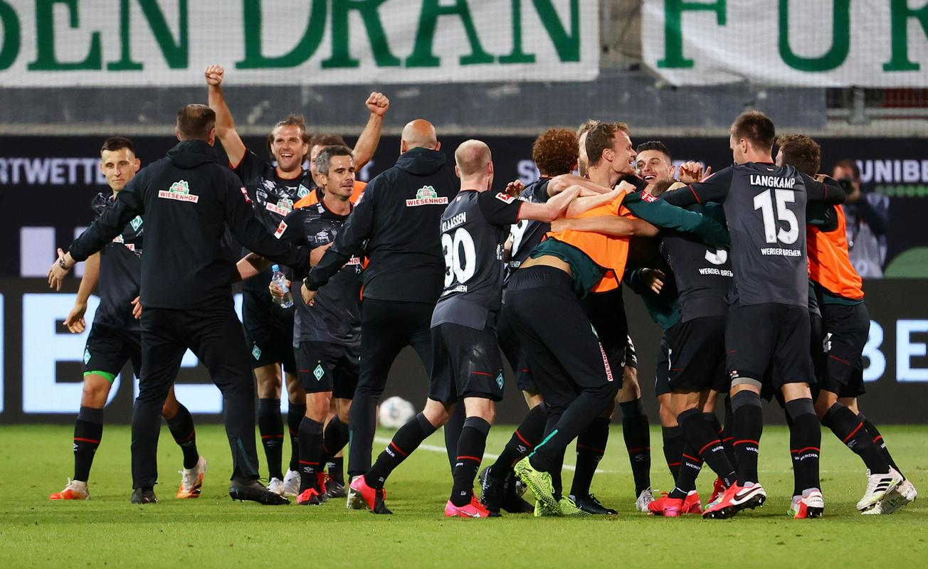 Veliko veselje Bremenčanov po koncu tekme v Heidenheimu. Kar težko si je predstavljati Bundesligo brez Werderja. Foto: Reuters Veliko veselje Bremenčanov po koncu tekme v Heidenheimu. Kar težko si je predstavljati Bundesligo brez Werderja. Foto: Reuters