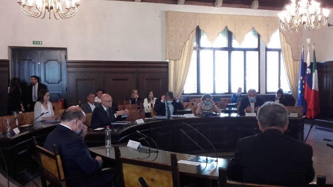 Andrej Vizjak s koordinacijo županov Istre in predstavnikov lokalnega gospodarstva razpravljal o dodatnem vodnem viru za slovensko Istro. Foto: Radio Koper/Jasna Preskar