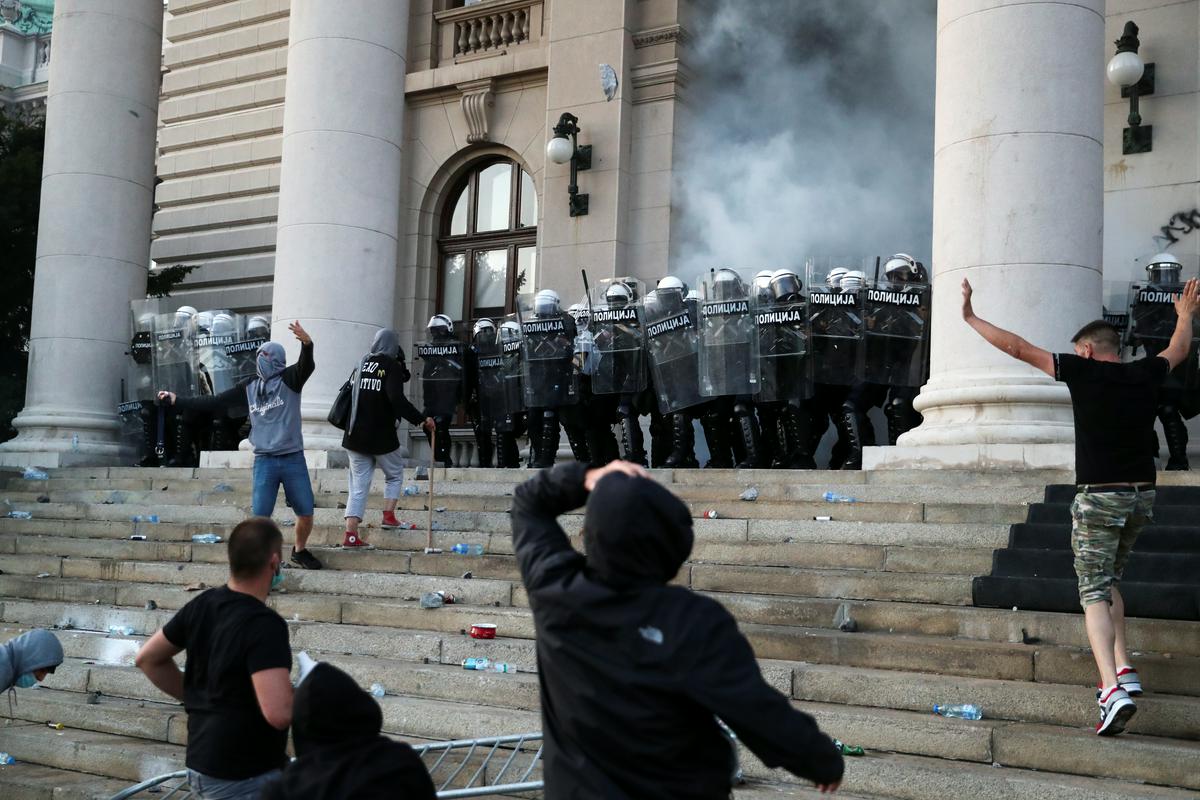 Protestniki so proti policistom pred parlamentom metali kamenje in baklje. Foto: Reuters Protestniki so proti policistom pred parlamentom metali kamenje in baklje. Foto: Reuters