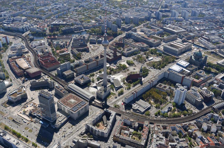 Noč s 30. junija na 1. julij 1990 je dobila vzdevek denarni silvester, saj je množica predvsem na berlinskem Aleksanderplatzu čakala na odprtje poslovalnice Deutsche Bank, da bi lahko dvignila zahodnonemške marke. Foto: EPA Noč s 30. junija na 1. julij 1990 je dobila vzdevek denarni silvester, saj je množica predvsem na berlinskem Aleksanderplatzu čakala na odprtje poslovalnice Deutsche Bank, da bi lahko dvignila zahodnonemške marke. Foto: EPA