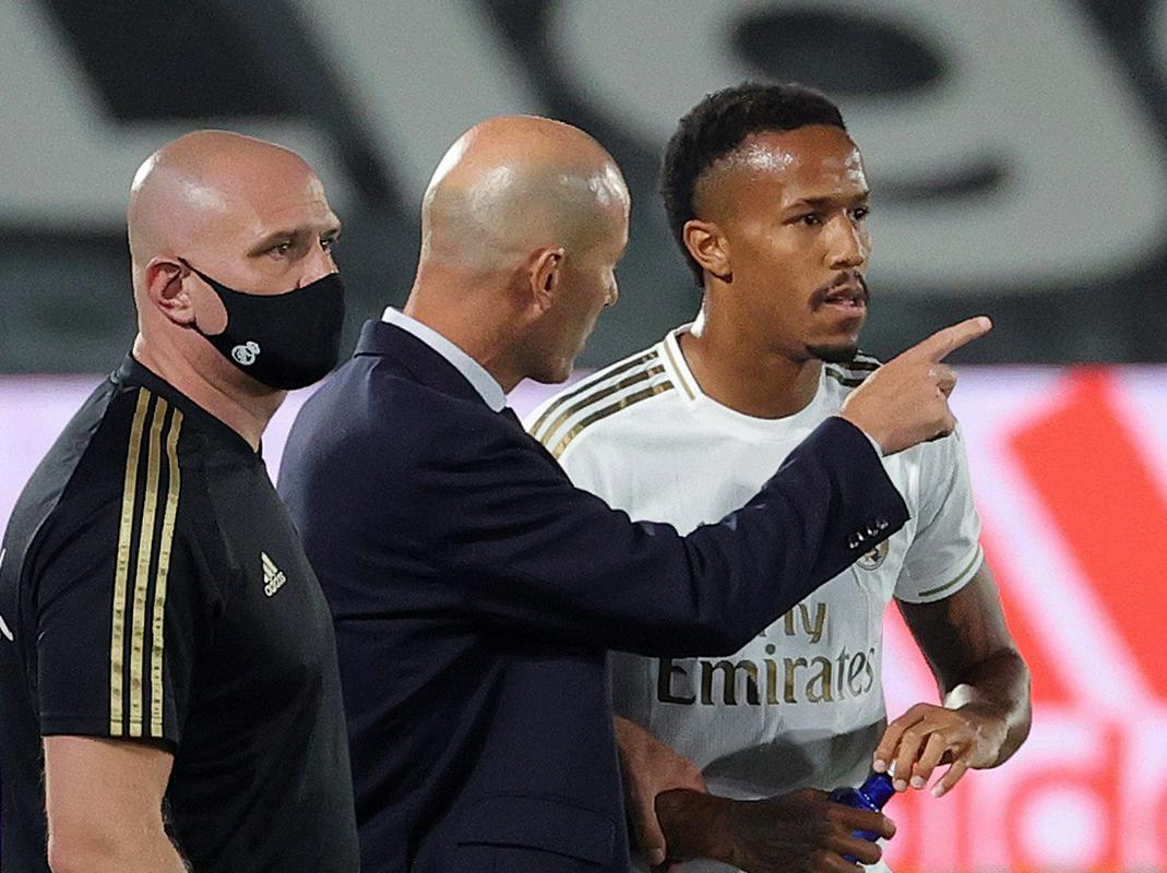 Zinedine Zidane je na dobri poti, da kot trener Reala še drugič osvoji špansko prvenstvo. Predtem mu je to uspelo v sezoni 2016/17, tedaj je sezono sklenil s 93 točkami – tremi več od drugouvrščene Barcelone. Foto: EPA Zinedine Zidane je na dobri poti, da kot trener Reala še drugič osvoji špansko prvenstvo. Predtem mu je to uspelo v sezoni 2016/17, tedaj je sezono sklenil s 93 točkami – tremi več od drugouvrščene Barcelone. Foto: EPA