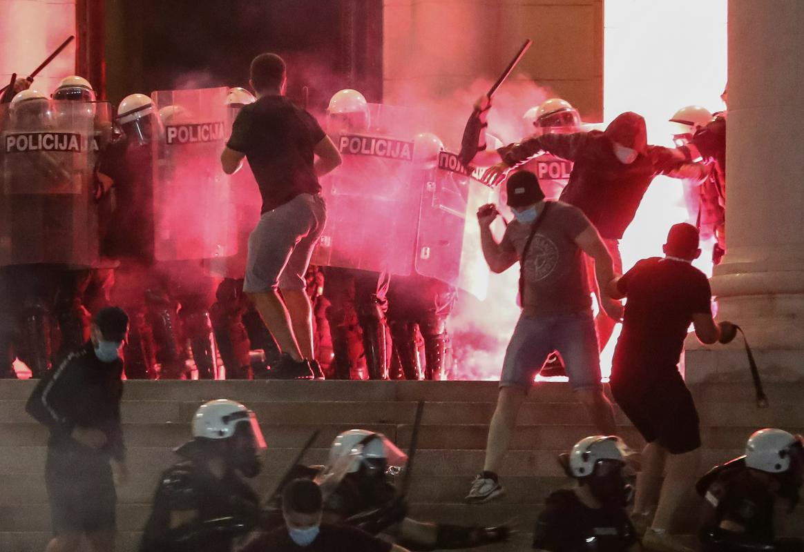 Nemiri pred narodno skupščino v Beogradu. Foto: Reuters Nemiri pred narodno skupščino v Beogradu. Foto: Reuters