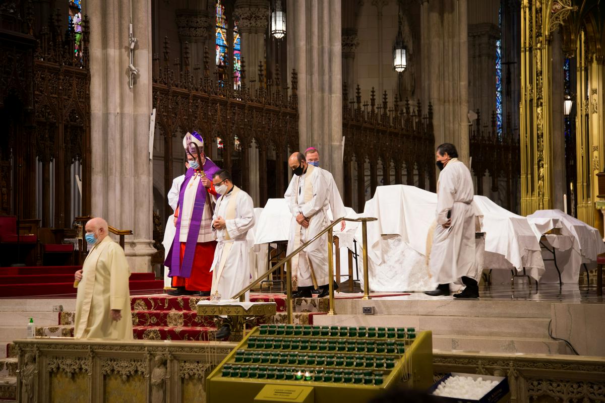 V soboto je v katedrali svetega Patrika v New Yorku potekala maša za žrtve covida-19. Mašo je daroval kardinal Timothy Dolan. Foto: EPA V soboto je v katedrali svetega Patrika v New Yorku potekala maša za žrtve covida-19. Mašo je daroval kardinal Timothy Dolan. Foto: EPA