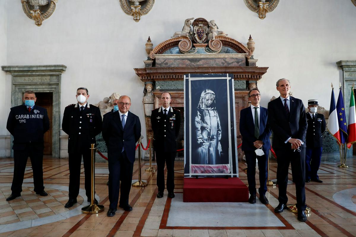 Za slavnostno predajo so izbrali dan s simbolično težo za Francijo, 14. julij. Foto: Reuters Za slavnostno predajo so izbrali dan s simbolično težo za Francijo, 14. julij. Foto: Reuters