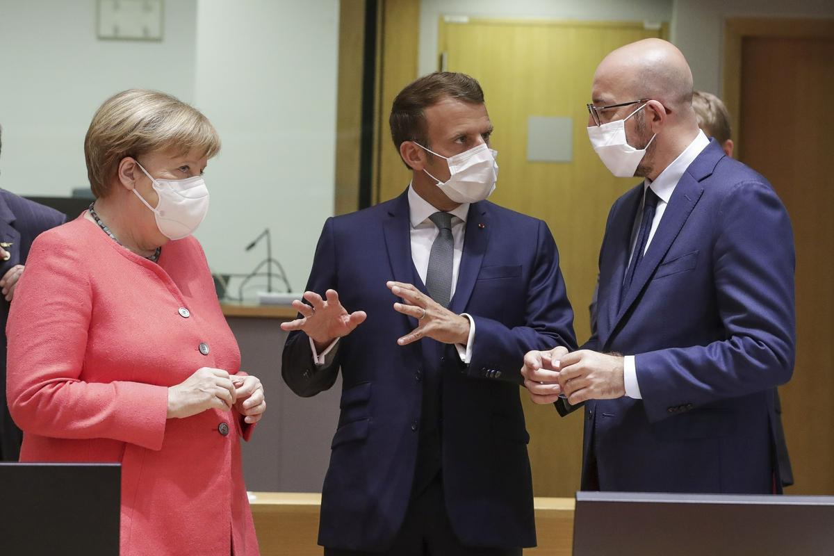 Nemška kanclerka Angela Merkel, francoski predsednik Emmanuel Macron in predsednik Evropskega sveta Michel v klepetu ob začetku vrha. Merklova prav v petek praznuje 66. rojstni dan. Foto: EPA Nemška kanclerka Angela Merkel, francoski predsednik Emmanuel Macron in predsednik Evropskega sveta Michel v klepetu ob začetku vrha. Merklova prav v petek praznuje 66. rojstni dan. Foto: EPA