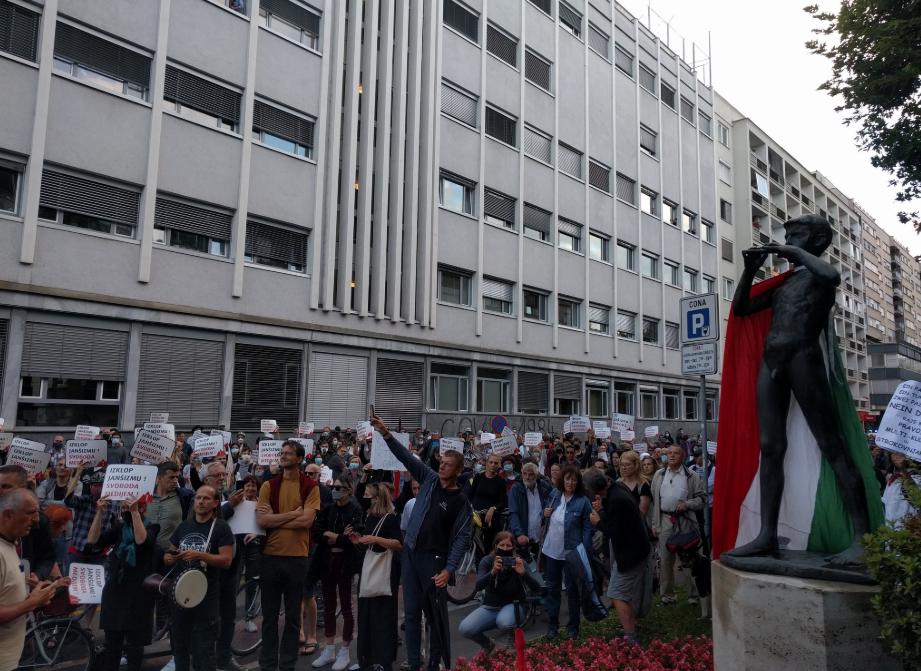 Protestniki so pred stavbo RTV Slovenija vzklikali: Protestniki so pred stavbo RTV Slovenija vzklikali: