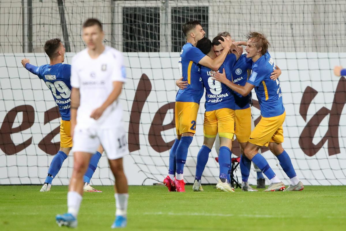 Celjski klub je v zadnjih petih evropskih poskusih izpadel že po dveh tekmah, če odštejemo ukinjeni pokal Intertoto, pa so v Pokalu Uefa, predhodniku Evropske lige, dobili en sam dvoboj: proti Belasici iz Makedonije v sezoni 2003/04. Foto: www.alesfevzer.com Celjski klub je v zadnjih petih evropskih poskusih izpadel že po dveh tekmah, če odštejemo ukinjeni pokal Intertoto, pa so v Pokalu Uefa, predhodniku Evropske lige, dobili en sam dvoboj: proti Belasici iz Makedonije v sezoni 2003/04. Foto: www.alesfevzer.com