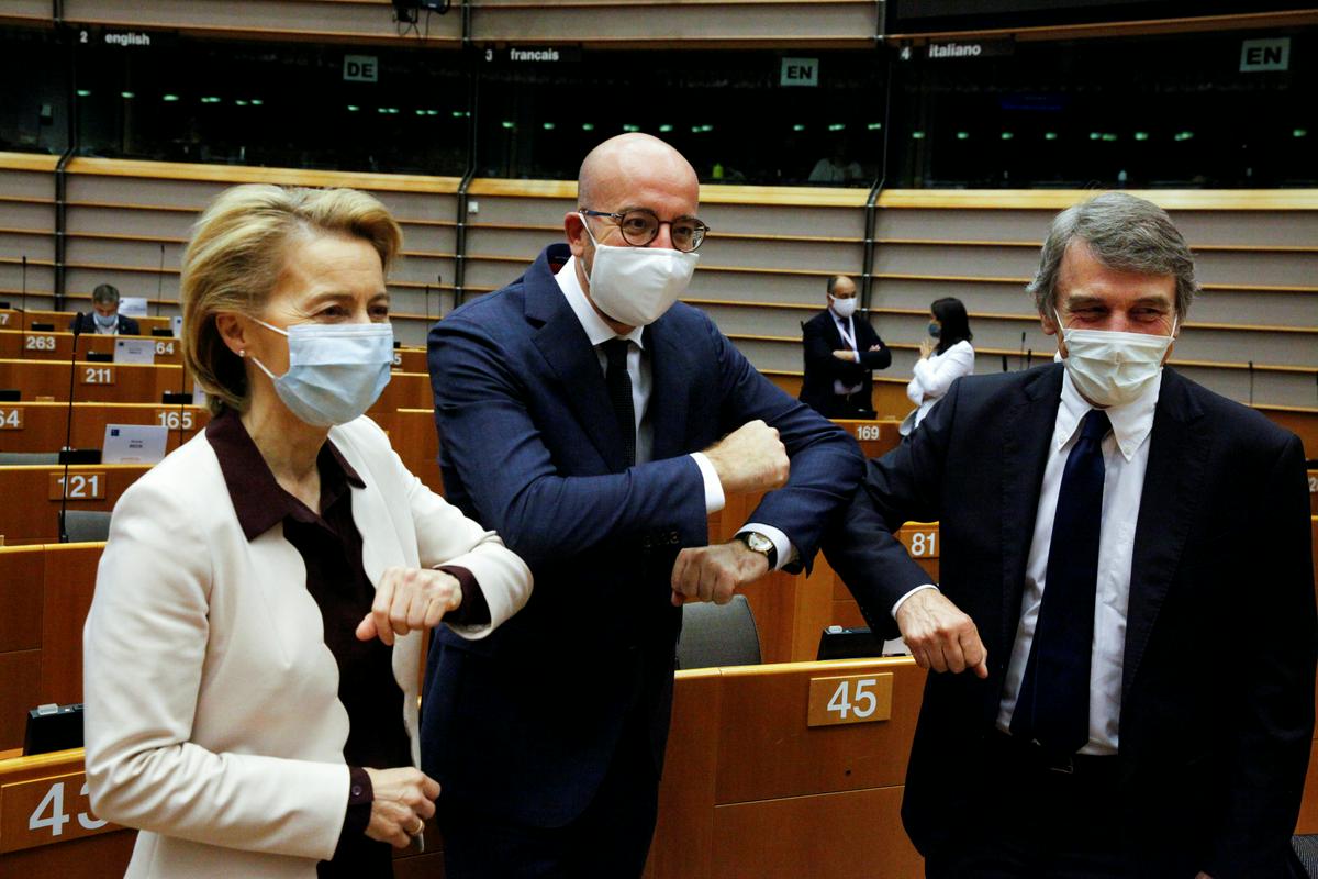 Predsednica Evropske komisije Ursula von der Leyen, predsednik Evropskega sveta Charles Michel in predsednik Evropskega parlamenta David-Maria Sassoli na plenarnem zasedanju Evropskega parlamenta. Foto: Reuters Predsednica Evropske komisije Ursula von der Leyen, predsednik Evropskega sveta Charles Michel in predsednik Evropskega parlamenta David-Maria Sassoli na plenarnem zasedanju Evropskega parlamenta. Foto: Reuters